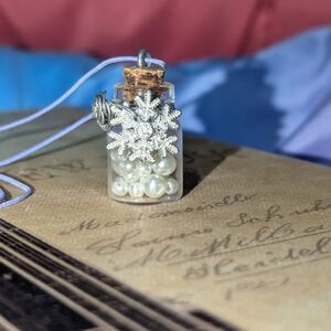 Elegant Snowflake Pearl Pendant Necklace